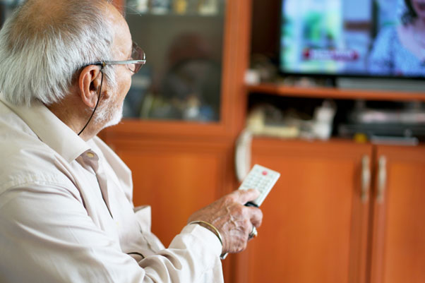 Stuhl mit Aufstehhilfe Senior mit Fernbedienung
