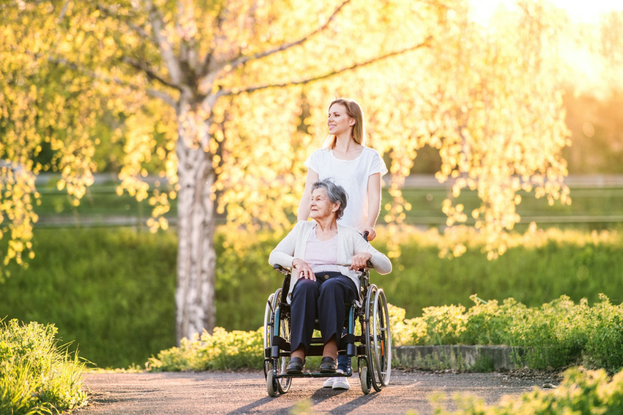 Bild Pflegerollstuehle unsplash+ Bild Pflegerollstuehle unsplash+